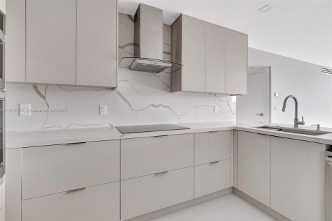 Condo in Aventura, Florida, 2 bedrooms № 1971360 - photo 1