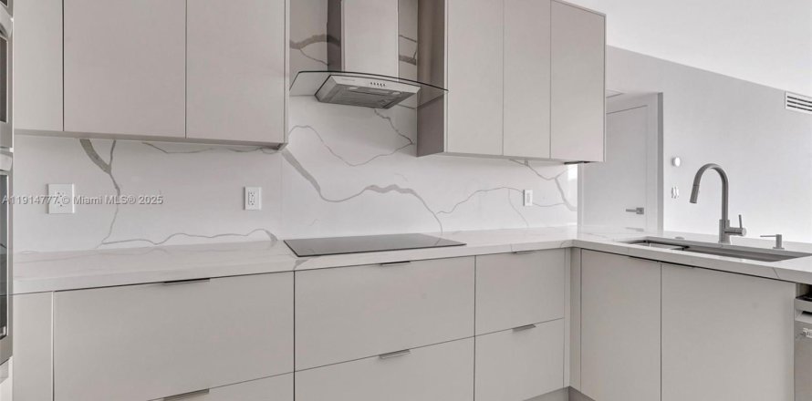 Condo in Aventura, Florida, 2 bedrooms № 1971360