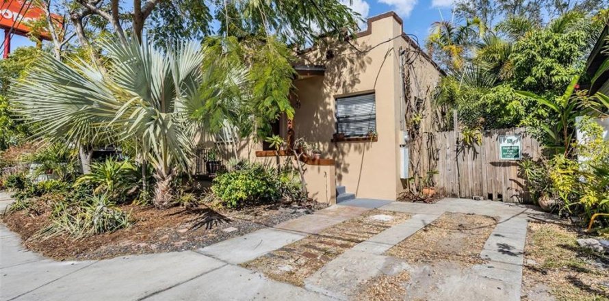 House in Tampa, Florida 3 bedrooms, 121.61 sq.m. № 2239491