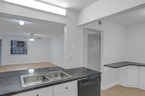 Condo in Miami, Florida, 2 bedrooms  № 1978148 - photo 6