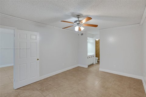 Condo in Miami, Florida, 2 bedrooms  № 1978148 - photo 15
