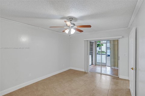 Condo in Miami, Florida, 2 bedrooms  № 1978148 - photo 12