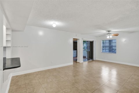 Condo in Miami, Florida, 2 bedrooms  № 1978148 - photo 1