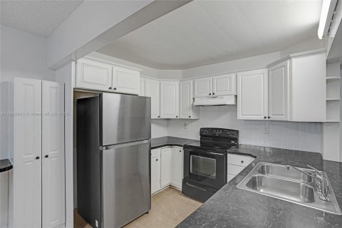 Condo in Miami, Florida, 2 bedrooms  № 1978148 - photo 2