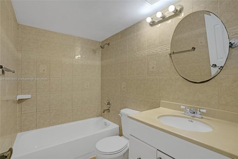 Condo in Miami, Florida, 2 bedrooms  № 1978148 - photo 9