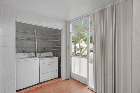 Condo in Miami, Florida, 2 bedrooms  № 1978148 - photo 16