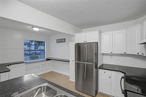 Condo in Miami, Florida, 2 bedrooms  № 1978148 - photo 3