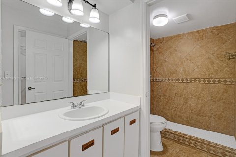 Condo in Miami, Florida, 2 bedrooms  № 1978148 - photo 13