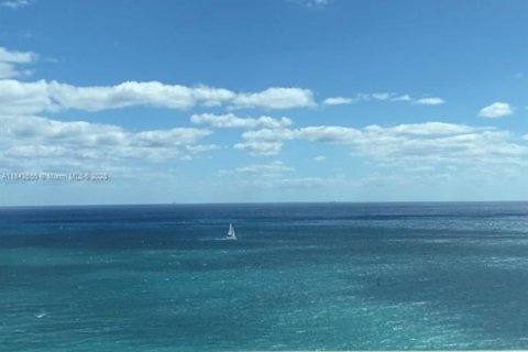 Купить кондоминиум в Халландейл-Бич, Флорида 3 спальни, 270.62м2, № 1939809 - фото 1