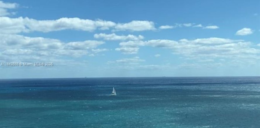 Кондоминиум с 3 спальнями в Халландейл-Бич, Флорида № 1939809