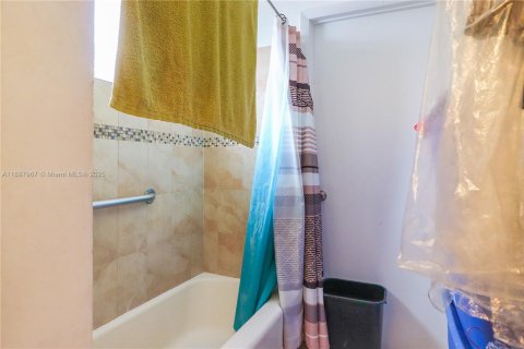 Propiedad comercial en venta en Miami, Florida, 207.26 m2 № 2053192 - foto 11