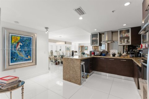 Купить кондоминиум в Бей-Харбор-Айлендс, Флорида 4 спальни, 253.44м2, № 1969697 - фото 9