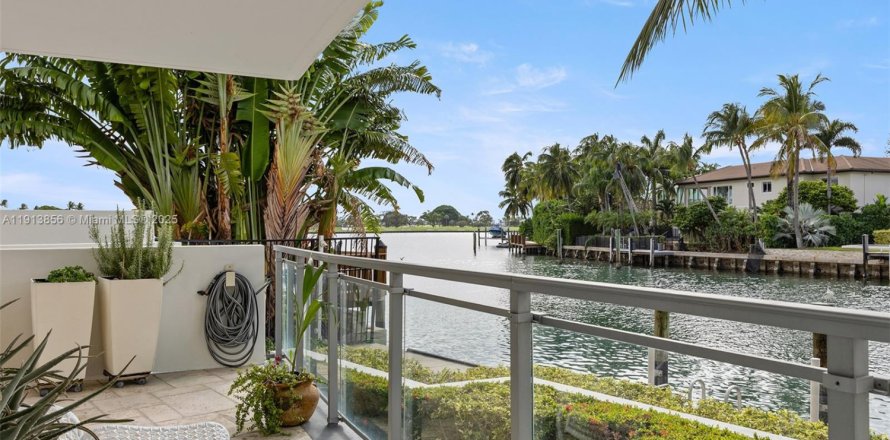 Кондоминиум с 4 спальнями в Бей-Харбор-Айлендс, Флорида № 1969697