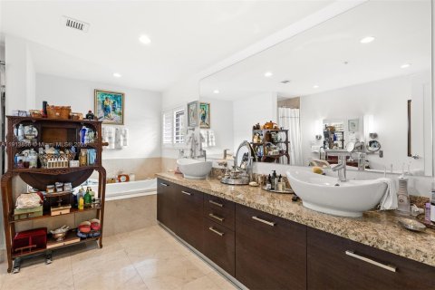 Купить кондоминиум в Бей-Харбор-Айлендс, Флорида 4 спальни, 253.44м2, № 1969697 - фото 30