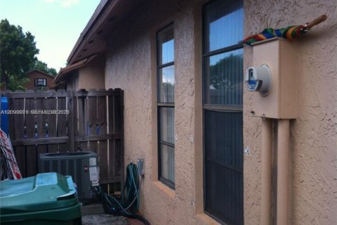Touwnhouse à louer à Hialeah, Floride: 3 chambres, 101.54 m2 № 2397940 - photo 4