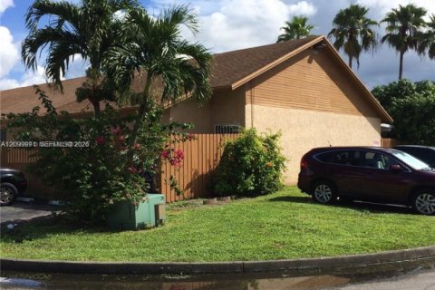 Touwnhouse à louer à Hialeah, Floride: 3 chambres, 101.54 m2 № 2397940 - photo 2