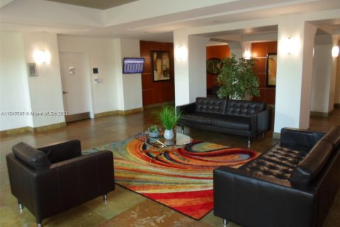 Condo in Hallandale Beach, Florida, 2 bedrooms  № 1865658 - photo 29