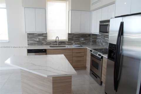 Condo in Hallandale Beach, Florida, 2 bedrooms  № 1865658 - photo 1