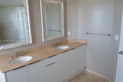 Condo in Hallandale Beach, Florida, 2 bedrooms  № 1865658 - photo 17