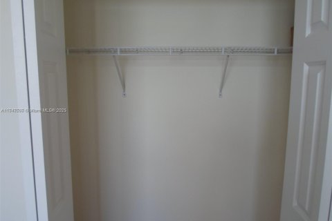 Condo in Hallandale Beach, Florida, 2 bedrooms  № 1865658 - photo 4