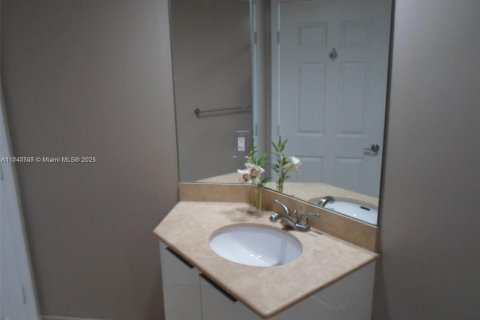 Condo in Hallandale Beach, Florida, 2 bedrooms  № 1865658 - photo 6
