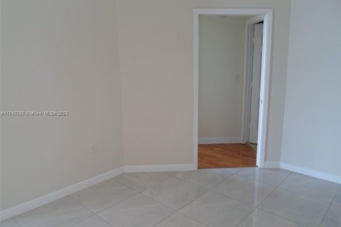 Condo in Hallandale Beach, Florida, 2 bedrooms  № 1865658 - photo 9