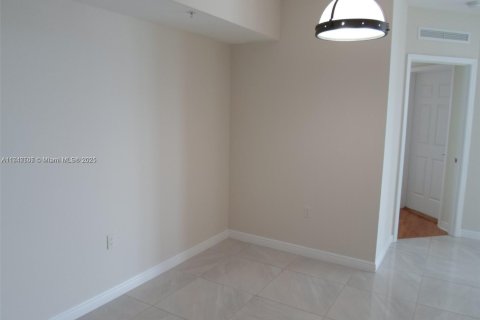 Condo in Hallandale Beach, Florida, 2 bedrooms  № 1865658 - photo 8