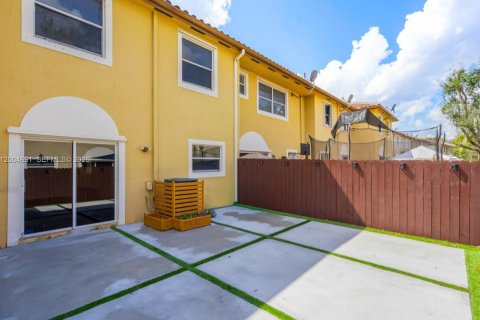 Townhouse in Miramar, Florida 3 bedrooms, 157.93 sq.m. № 2069047 - photo 14