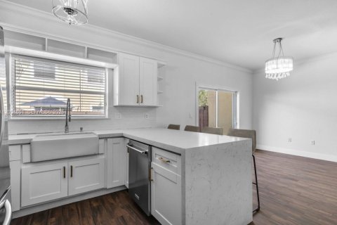 Townhouse in Miramar, Florida 3 bedrooms, 157.93 sq.m. № 2069047 - photo 8