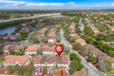 Townhouse in Miramar, Florida 3 bedrooms, 157.93 sq.m. № 2069047 - photo 15