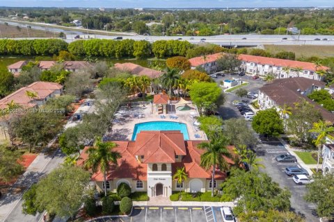 Townhouse in Miramar, Florida 3 bedrooms, 157.93 sq.m. № 2069047 - photo 16