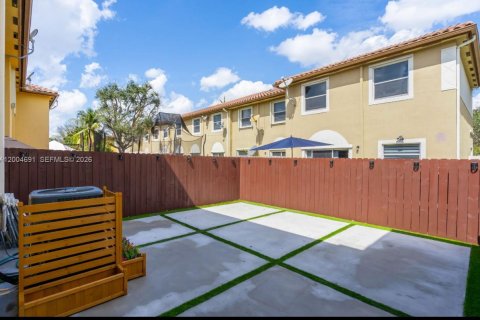 Townhouse in Miramar, Florida 3 bedrooms, 157.93 sq.m. № 2069047 - photo 13