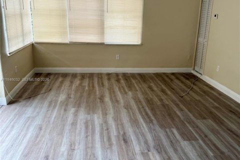 Снять в аренду квартиру в Бей-Харбор-Айлендс, Флорида 2 спальни, 88.26м2, № 2002311 - фото 3