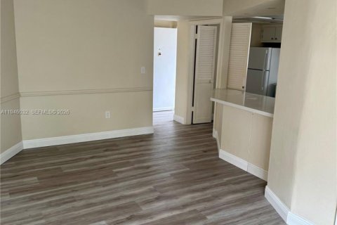 Снять в аренду квартиру в Бей-Харбор-Айлендс, Флорида 2 спальни, 88.26м2, № 2002311 - фото 2