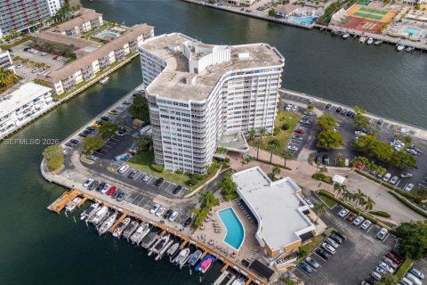 Купить кондоминиум в Халландейл-Бич, Флорида 1 спальня, 77.48м2, № 2042534 - фото 2