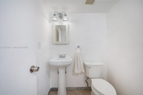 Купить кондоминиум в Халландейл-Бич, Флорида 1 спальня, 77.48м2, № 2042534 - фото 16