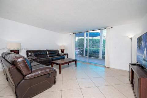 Купить кондоминиум в Халландейл-Бич, Флорида 1 спальня, 77.48м2, № 2042534 - фото 8