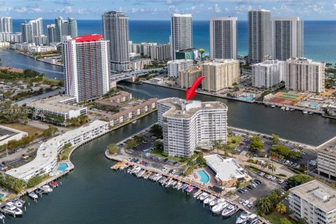 Купить кондоминиум в Халландейл-Бич, Флорида 1 спальня, 77.48м2, № 2042534 - фото 4