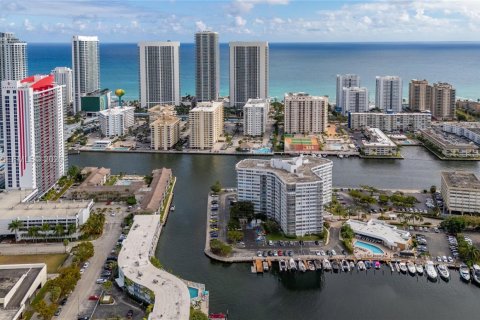 Купить кондоминиум в Халландейл-Бич, Флорида 1 спальня, 77.48м2, № 2042534 - фото 3