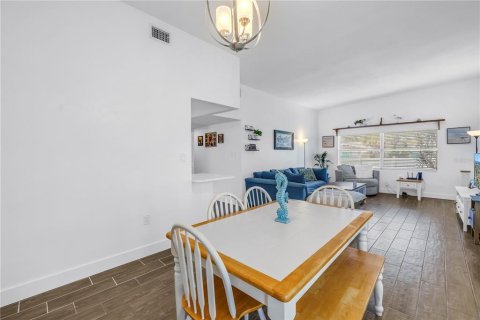 House in Saint Pete Beach, Florida 3 bedrooms, 128.21 sq.m. № 1831289 - photo 10