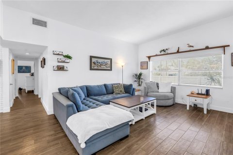 House in Saint Pete Beach, Florida 3 bedrooms, 128.21 sq.m. № 1831289 - photo 6