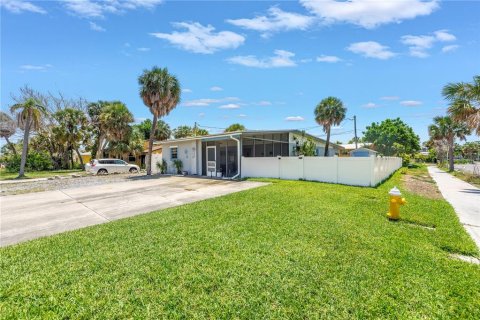 House in Saint Pete Beach, Florida 3 bedrooms, 128.21 sq.m. № 1831289 - photo 1