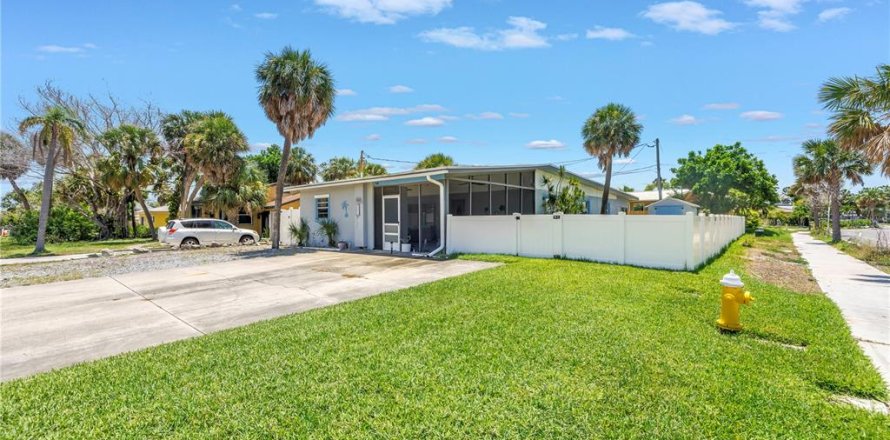 House in Saint Pete Beach, Florida 3 bedrooms, 128.21 sq.m. № 1831289