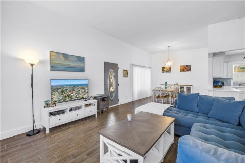 House in Saint Pete Beach, Florida 3 bedrooms, 128.21 sq.m. № 1831289 - photo 8