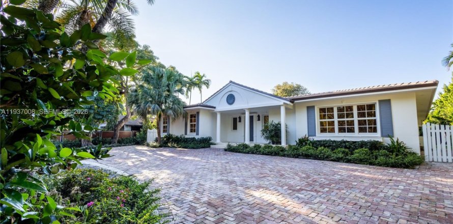 House in Miami, Florida 4 bedrooms, 350.52 sq.m. № 1995492