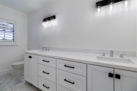 Снять в аренду виллу или дом в Корал-Гейблс, Флорида 3 спальни, 302.77м2, № 1957782 - фото 20