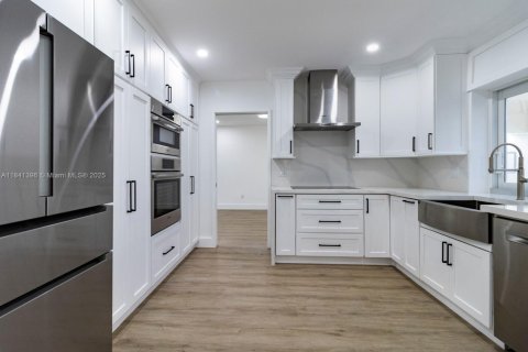 Снять в аренду виллу или дом в Корал-Гейблс, Флорида 3 спальни, 302.77м2, № 1957782 - фото 9