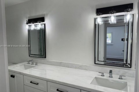 Снять в аренду виллу или дом в Корал-Гейблс, Флорида 3 спальни, 302.77м2, № 1957782 - фото 24