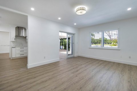 Снять в аренду виллу или дом в Корал-Гейблс, Флорида 3 спальни, 302.77м2, № 1957782 - фото 14