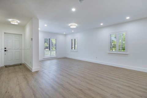 Снять в аренду виллу или дом в Корал-Гейблс, Флорида 3 спальни, 302.77м2, № 1957782 - фото 5